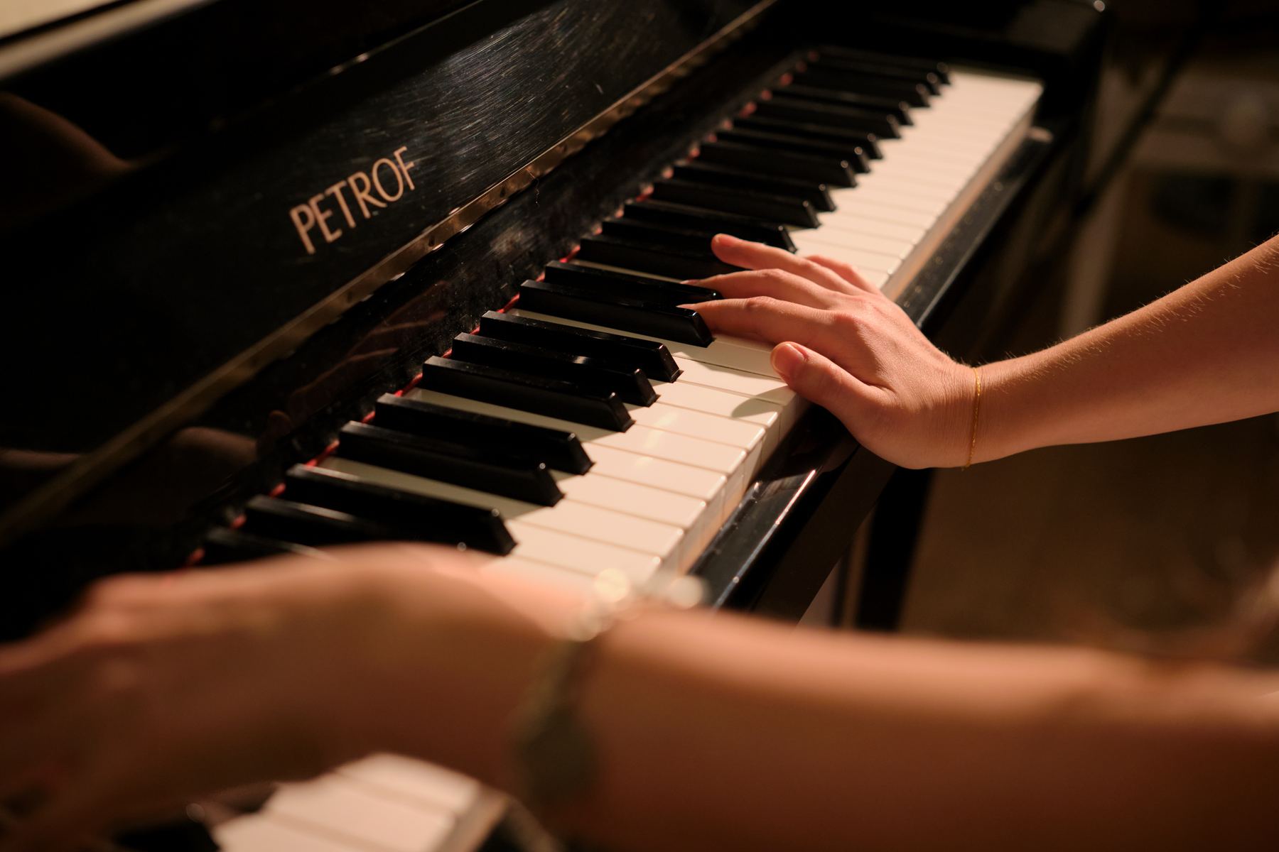 Les mains d’une pianiste en train de jouer