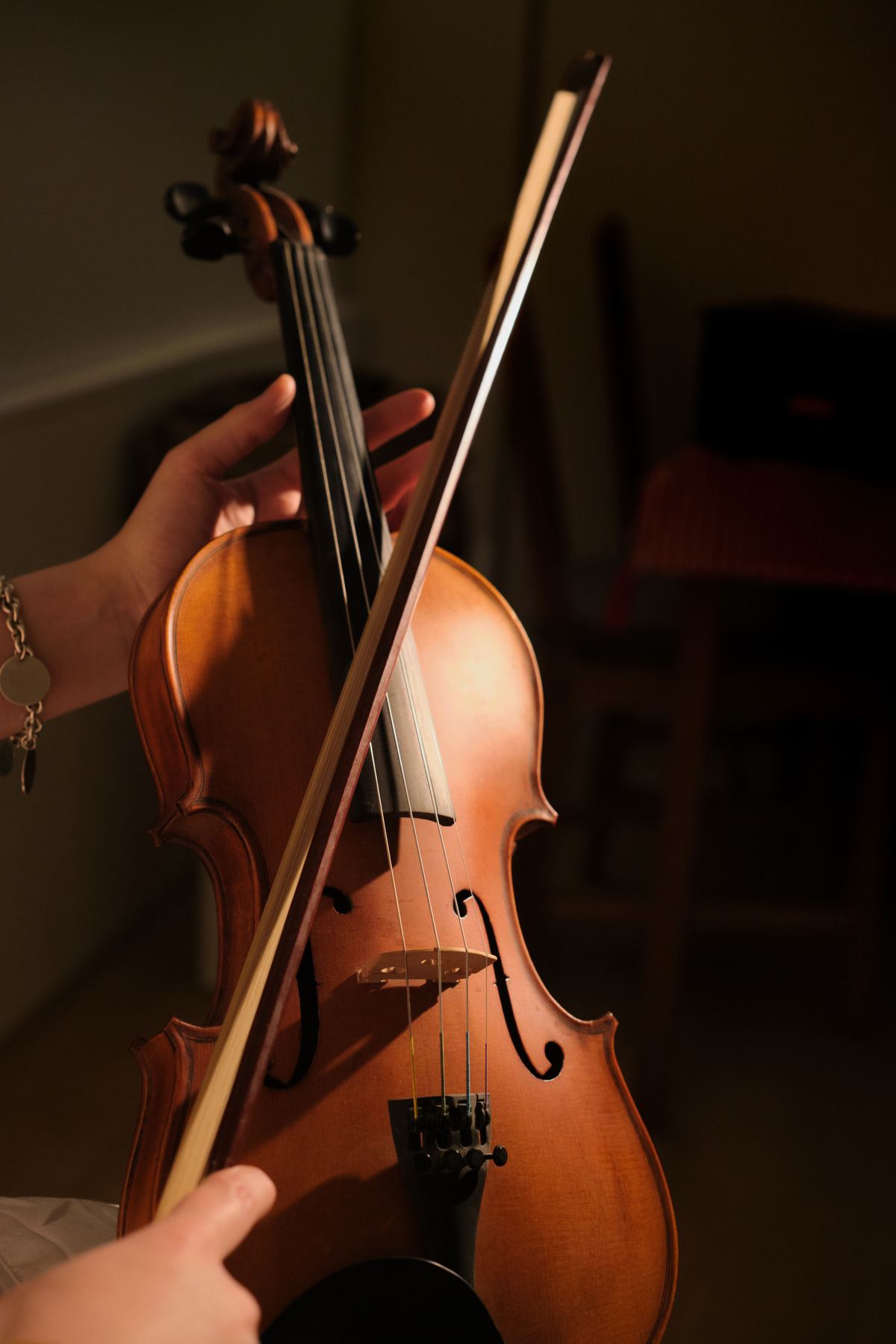 Un violon et son archet, tenus en main